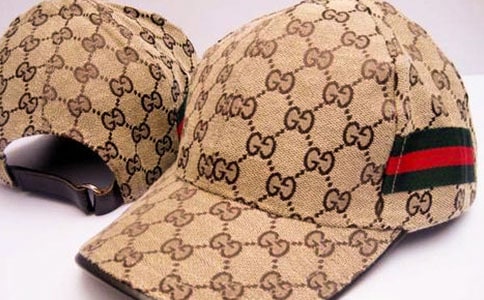 每天给学生100顶高帽子