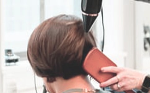 中班美术绘画教案《小小美发师》