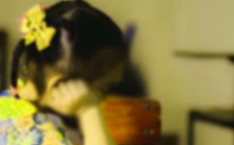 ���ϼ���һ��Ů��Сѧ����