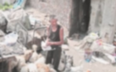 上海拾荒老人乘公交竟遭驱逐(冷漠人性道德)