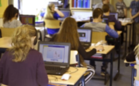 Ů���и���˫����