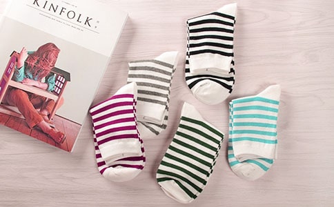 袜子娃娃小班综合活动教案