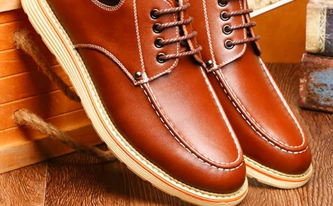 比较《小鞋子》和《一个都不能少》的结尾