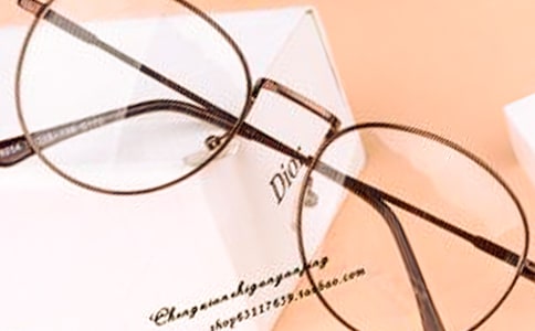 戴眼镜的女孩(网友来稿)